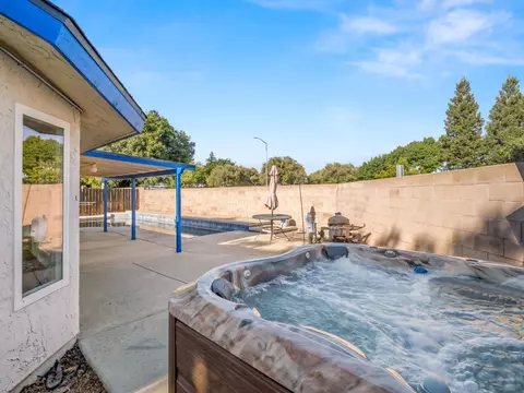Exterior - 225 N Acacia Ave, Clovis, CA 93612 photo 5 of 9