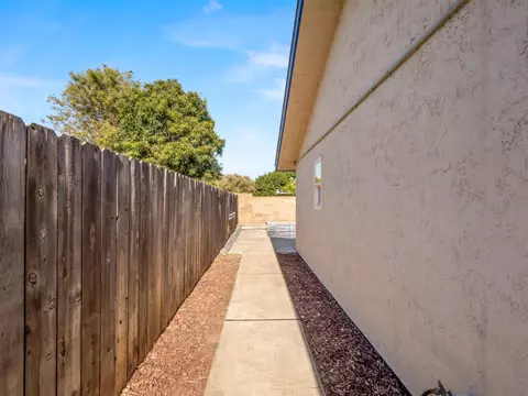 Exterior - 225 N Acacia Ave, Clovis, CA 93612 photo 7 of 9