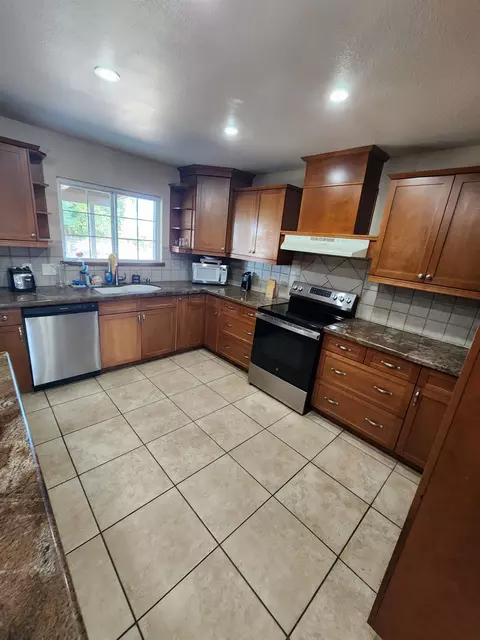 425 E Springfield Ave, Fresno, CA 93725 photo 2