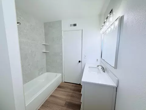 Bath - 1537 Gettysburg Ave, Clovis, CA 93611 photo 2 of 6