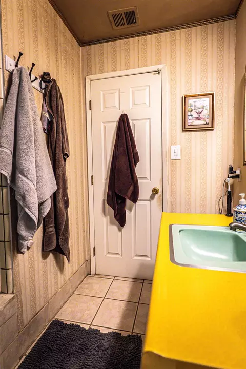 Bath - 2404 Dewitt Ave, Clovis, CA 93612 photo 2 of 5