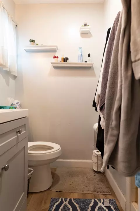 Bath - 2404 Dewitt Ave, Clovis, CA 93612 photo 4 of 5