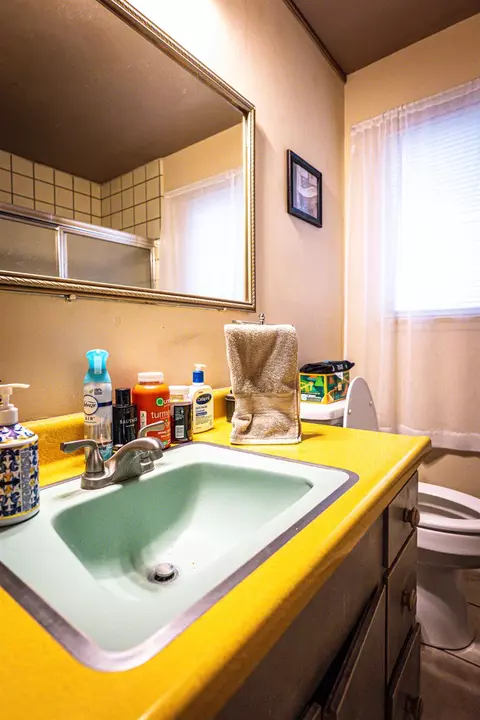 Bath - 2404 Dewitt Ave, Clovis, CA 93612 photo 1 of 5