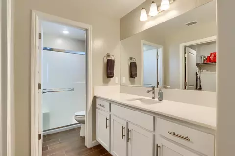 Bath - 1108 W Encore Way W, Madera, CA 93636 photo 4 of 5