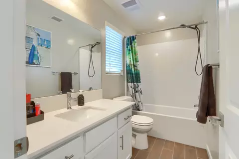 Bath - 1108 W Encore Way W, Madera, CA 93636 photo 2 of 5
