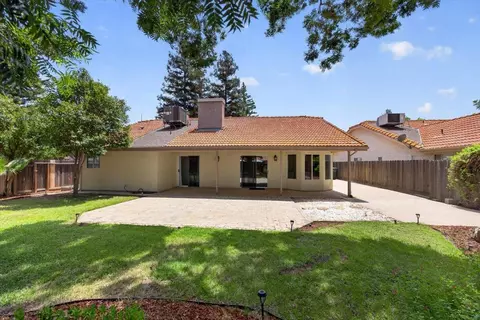 Exterior - 2539 Stuart Ave, Clovis, CA 93611 photo 5 of 9