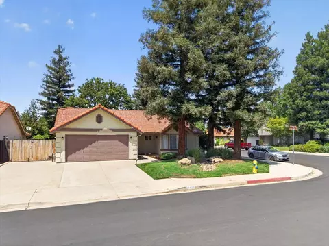 Exterior - 2539 Stuart Ave, Clovis, CA 93611 photo 7 of 9