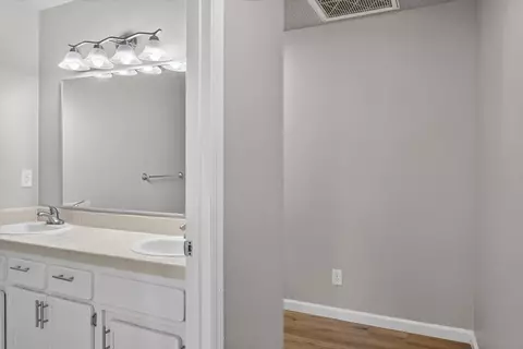 Bath - 2539 Stuart Ave, Clovis, CA 93611 photo 6 of 8