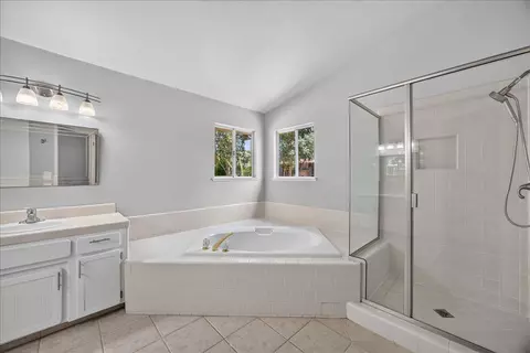 Bath - 2539 Stuart Ave, Clovis, CA 93611 photo 4 of 8