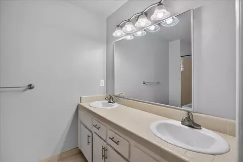 Bath - 2539 Stuart Ave, Clovis, CA 93611 photo 7 of 8