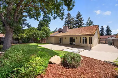 Exterior - 2539 Stuart Ave, Clovis, CA 93611 photo 4 of 9