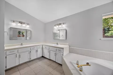 Bath - 2539 Stuart Ave, Clovis, CA 93611 photo 1 of 8