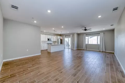Living - 1069 Wolverton Way W, Madera, CA 93636 photo 2 of 4