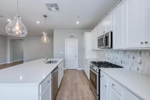 Kitchen - 1069 Wolverton Way W, Madera, CA 93636 photo 4 of 5