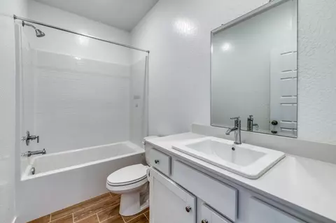 Bath - 1069 Wolverton Way W, Madera, CA 93636 photo 2 of 2