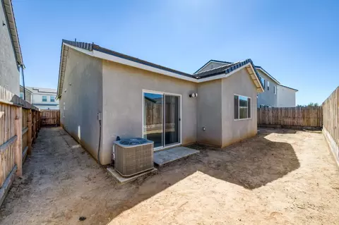 Exterior - 1069 Wolverton Way W, Madera, CA 93636 photo 6 of 9
