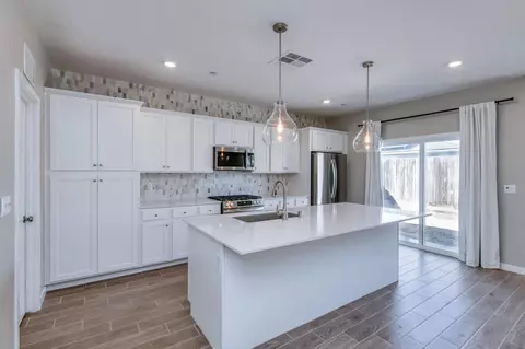 Kitchen - 1069 Wolverton Way W, Madera, CA 93636 photo 2 of 5