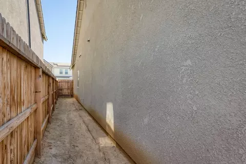 Exterior - 1069 Wolverton Way W, Madera, CA 93636 photo 5 of 9