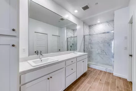 Bath - 1069 Wolverton Way W, Madera, CA 93636 photo 1 of 2
