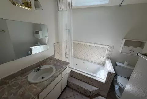 Bath - 3337 Stanford Ave, Clovis, CA 93611 photo 3 of 4