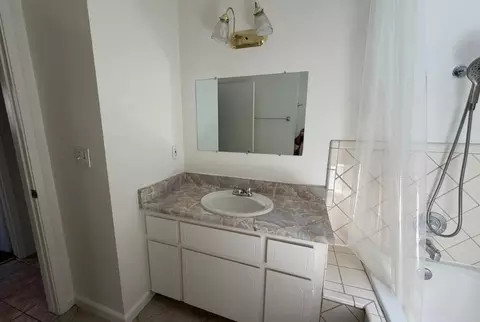 Bath - 3337 Stanford Ave, Clovis, CA 93611 photo 2 of 4