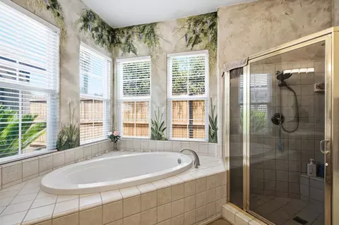 Bath - 1670 N Filbert Ave, Clovis, CA 93619 photo 2 of 4