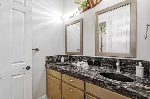 Bath - 1670 N Filbert Ave, Clovis, CA 93619 photo 3 of 4