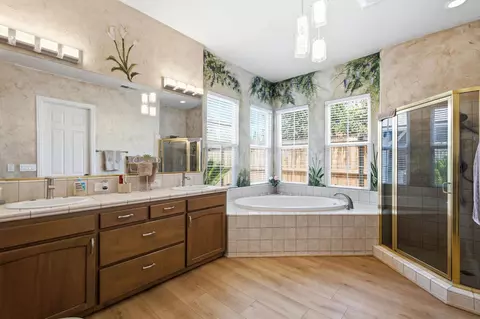Bath - 1670 N Filbert Ave, Clovis, CA 93619 photo 1 of 4