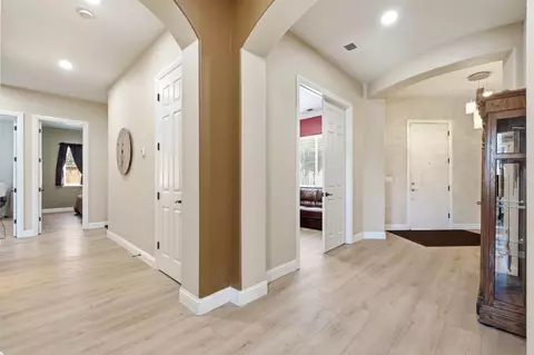 Entry Way - 1670 N Filbert Ave, Clovis, CA 93619 photo 3 of 6