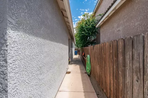 Entry Way - 1670 N Filbert Ave, Clovis, CA 93619 photo 5 of 6