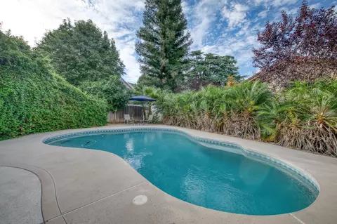 Exterior - 162 N Amber Ave, Clovis, CA 93611 photo 5 of 10