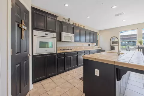 Kitchen - 1114 Paradise Dr, Lemoore, CA 93245 photo 5 of 7