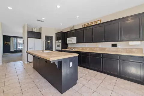 Kitchen - 1114 Paradise Dr, Lemoore, CA 93245 photo 2 of 7