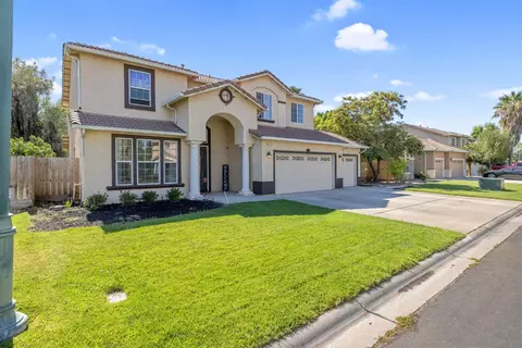 Exterior - 1114 Paradise Dr, Lemoore, CA 93245 photo 2 of 12