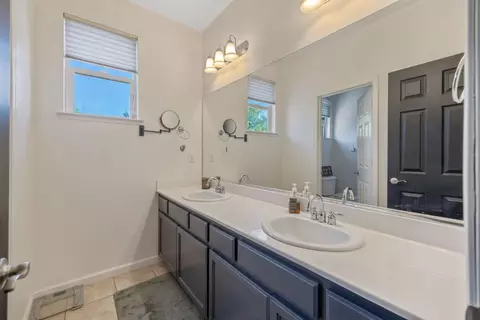 Entry Way - 1114 Paradise Dr, Lemoore, CA 93245 photo 17 of 22