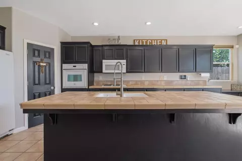 Kitchen - 1114 Paradise Dr, Lemoore, CA 93245 photo 4 of 7