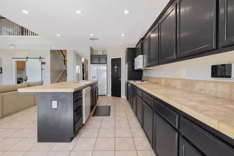 Kitchen - 1114 Paradise Dr, Lemoore, CA 93245 photo 3 of 7