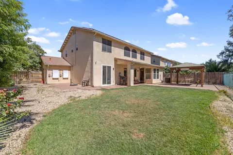 Exterior - 1114 Paradise Dr, Lemoore, CA 93245 photo 11 of 12