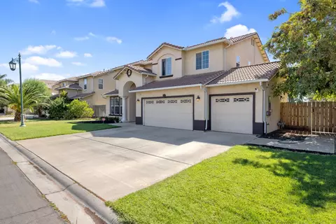 Exterior - 1114 Paradise Dr, Lemoore, CA 93245 photo 3 of 12