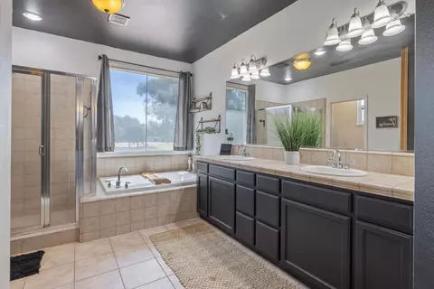 Bath - 1114 Paradise Dr, Lemoore, CA 93245 photo 3 of 5