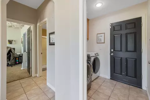 Entry Way - 1114 Paradise Dr, Lemoore, CA 93245 photo 11 of 22