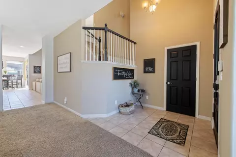 Entry Way - 1114 Paradise Dr, Lemoore, CA 93245 photo 3 of 22