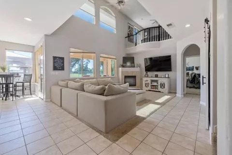 Entry Way - 1114 Paradise Dr, Lemoore, CA 93245 photo 7 of 22
