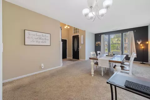 Entry Way - 1114 Paradise Dr, Lemoore, CA 93245 photo 5 of 22