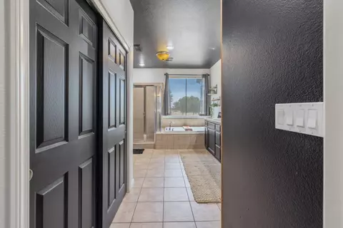 Entry Way - 1114 Paradise Dr, Lemoore, CA 93245 photo 20 of 22