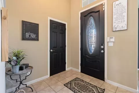 Entry Way - 1114 Paradise Dr, Lemoore, CA 93245 photo 2 of 22