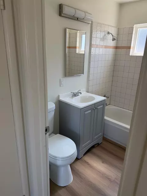 Bath - 922 L St, Sanger, CA 93657 photo 3 of 3