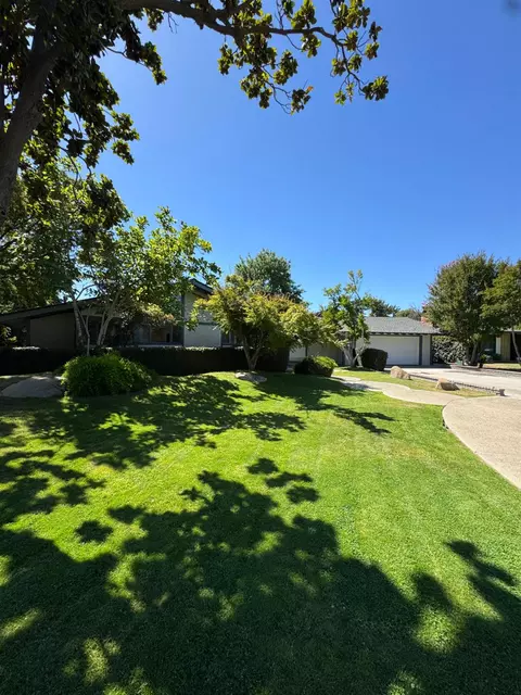 2919 E Joaquin Pl, Fresno, CA 93726
