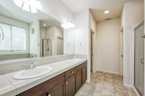 Bath - 3140 Redington Ave, Clovis, CA 93619 photo 2 of 3
