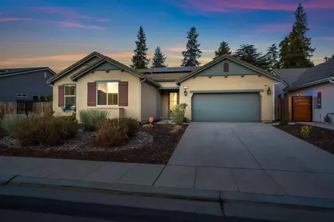 Exterior - 1807 Las Rosas Ave, Clovis, CA 93619 photo 2 of 8